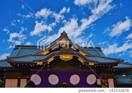 靖國神社:正殿在藍天的映襯下格外醒目。 靖國神社:正殿在藍天的映襯下格外醒目。 142332678