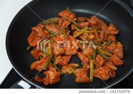 Stir-fried beef belly and garlic sprouts Stir-fried beef belly and garlic sprouts 142332679