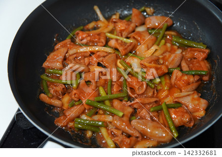 Stir-fried beef belly and garlic sprouts Stir-fried beef belly and garlic sprouts 142332681