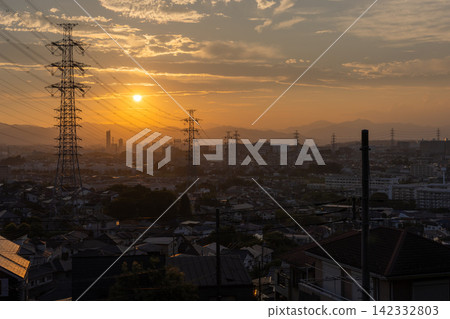 東京日野市郊區住宅區和輸電塔的夜景。 東京日野市郊區住宅區和輸電塔的夜景。 142332803