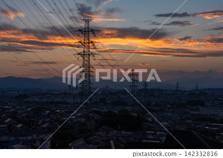 東京日野市郊區住宅區和輸電塔的夜景。 142332816