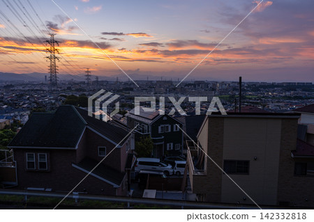 東京日野市郊區住宅區和輸電塔的夜景。 142332818