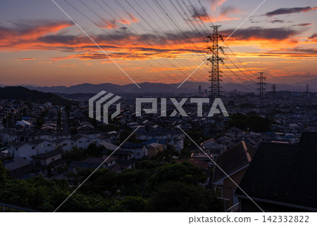 東京日野市郊區住宅區和輸電塔的夜景。 東京日野市郊區住宅區和輸電塔的夜景。 142332822