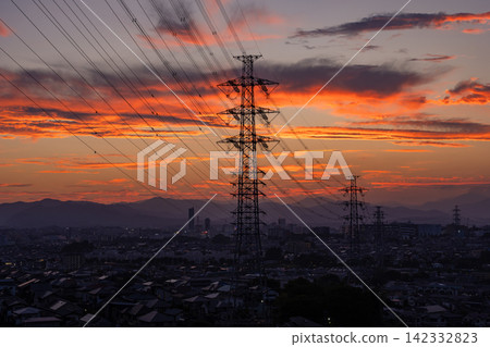 東京日野市郊區住宅區和輸電塔的夜景。 142332823