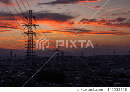 東京日野市郊區住宅區和輸電塔的夜景。 142332828