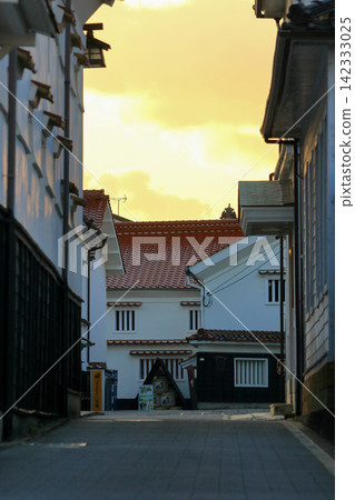 Saijo Sake Brewery Street at dusk (Higashihiroshima City) Saijo Sake Brewery Street at dusk (Higashihiroshima City) 142333025