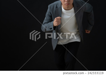 一位年輕的男工程師，背景是黑色。 142333119