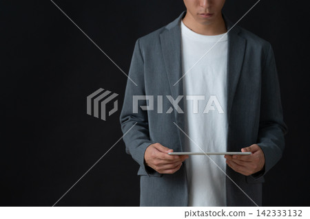 一位年輕的男工程師，背景是黑色。 142333132