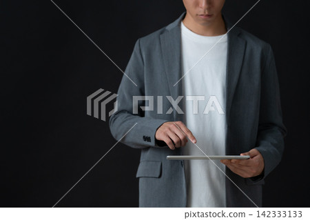 一位年輕的男工程師，背景是黑色。 142333133