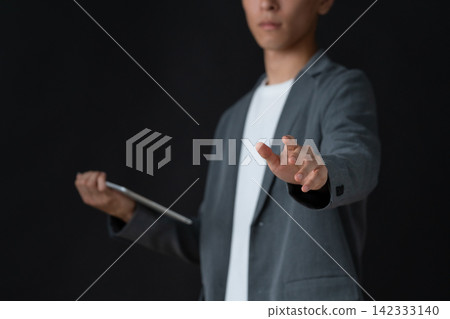 一位年輕的男工程師，背景是黑色。 142333140