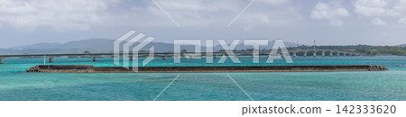 從日本沖繩縣眺望古里橋和矢賀地島,可以看到蔚藍的大海和海岸線。 從日本沖繩縣眺望古里橋和矢賀地島,可以看到蔚藍的大海和海岸線。 142333620