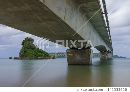 日本沖繩縣,古利橋和古利島,可欣賞藍色大海、青蛙島和海岸風光。 日本沖繩縣,古利橋和古利島,可欣賞藍色大海、青蛙島和海岸風光。 142333626