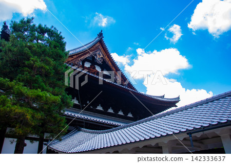 [Kyoto Scenery] Summer at Shokokuji Temple, a place of faith and history, with large clouds spreading across the sky. 142333637