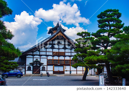 [Kyoto Scenery] Summer at Shokokuji Temple, a place of faith and history, with large clouds spreading across the sky. 142333640