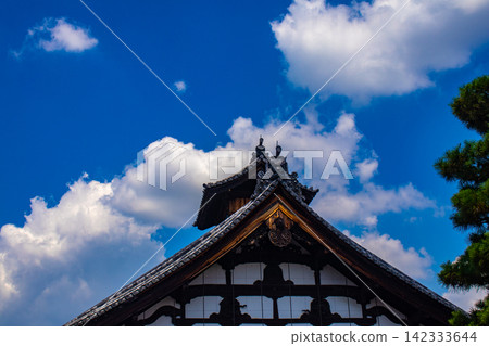 [Kyoto Scenery] Summer at Shokokuji Temple, a place of faith and history, with large clouds spreading across the sky. 142333644