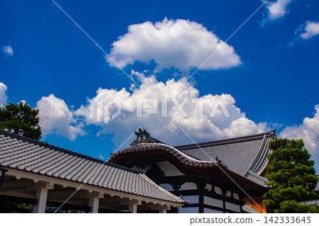 [Kyoto Scenery] Summer at Shokokuji Temple, a place of faith and history, with large clouds spreading across the sky. 142333645