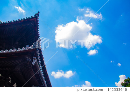 [Kyoto Scenery] Summer at Shokokuji Temple, a place of faith and history, with large clouds spreading across the sky. 142333646