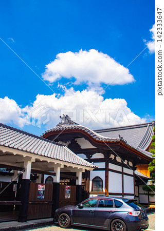 [Kyoto Scenery] Summer at Shokokuji Temple, a place of faith and history, with large clouds spreading across the sky. 142333647
