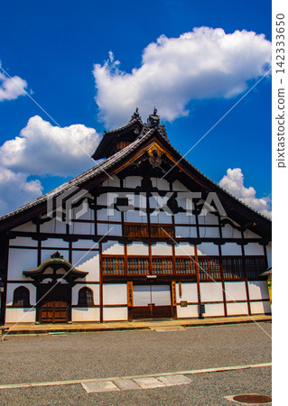 [Kyoto Scenery] Summer at Shokokuji Temple, a place of faith and history, with large clouds spreading across the sky. 142333650