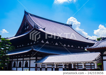 [Kyoto Scenery] Summer at Shokokuji Temple, a place of faith and history, with large clouds spreading across the sky. 142333656