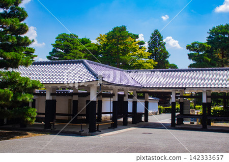 [Kyoto Scenery] Summer at Shokokuji Temple, a place of faith and history, with large clouds spreading across the sky. 142333657
