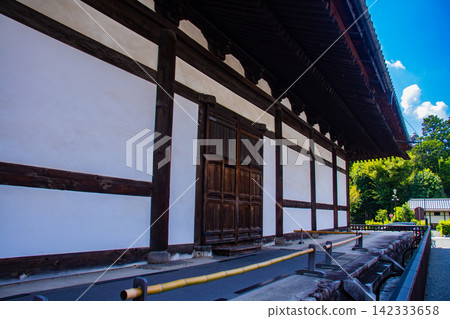 [Kyoto Scenery] Summer at Shokokuji Temple, a place of faith and history, with large clouds spreading across the sky. 142333658