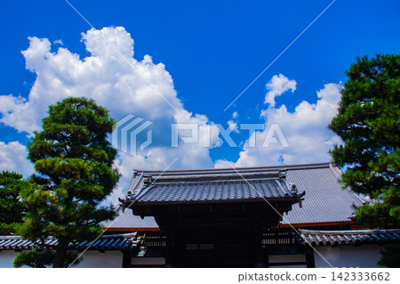 【京都風景】信仰與歷史的聖國寺,夏日雲海籠罩天空。 【京都風景】信仰與歷史的聖國寺,夏日雲海籠罩天空。 142333662