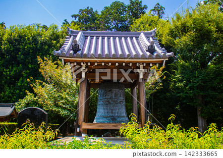 [Kyoto Scenery] Summer at Shokokuji Temple, a place of faith and history, with large clouds spreading across the sky. 142333665