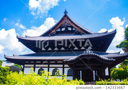 [Kyoto Scenery] Summer at Shokokuji Temple, a place of faith and history, with large clouds spreading across the sky. 142333667