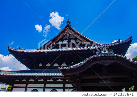[Kyoto Scenery] Summer at Shokokuji Temple, a place of faith and history, with large clouds spreading across the sky. 142333671