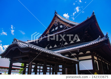 [Kyoto Scenery] Summer at Shokokuji Temple, a place of faith and history, with large clouds spreading across the sky. 142333675