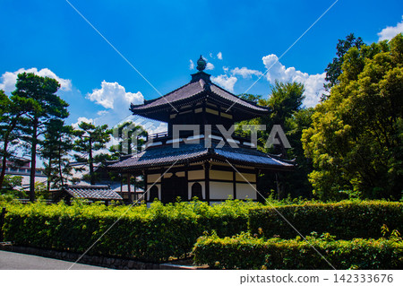 【京都風景】信仰與歷史的聖國寺,夏日雲海籠罩天空。 【京都風景】信仰與歷史的聖國寺,夏日雲海籠罩天空。 142333676