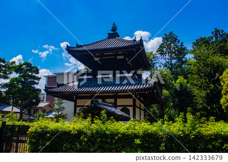 [Kyoto Scenery] Summer at Shokokuji Temple, a place of faith and history, with large clouds spreading across the sky. 142333679