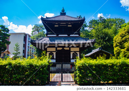 [Kyoto Scenery] Summer at Shokokuji Temple, a place of faith and history, with large clouds spreading across the sky. 142333681