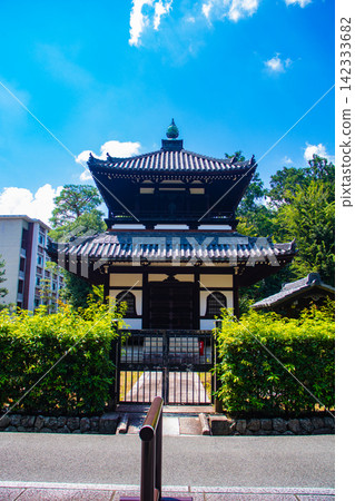 [Kyoto Scenery] Summer at Shokokuji Temple, a place of faith and history, with large clouds spreading across the sky. 142333682