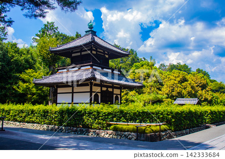 [Kyoto Scenery] Summer at Shokokuji Temple, a place of faith and history, with large clouds spreading across the sky. 142333684