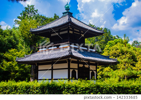 [Kyoto Scenery] Summer at Shokokuji Temple, a place of faith and history, with large clouds spreading across the sky. 142333685