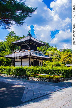 [Kyoto Scenery] Summer at Shokokuji Temple, a place of faith and history, with large clouds spreading across the sky. 142333686
