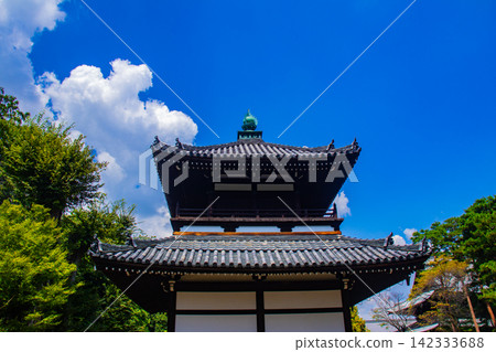 【京都風景】信仰與歷史的聖國寺,夏日雲海籠罩天空。 【京都風景】信仰與歷史的聖國寺,夏日雲海籠罩天空。 142333688