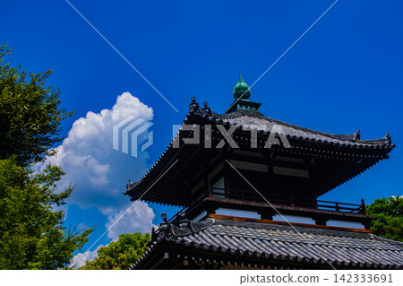 [Kyoto Scenery] Summer at Shokokuji Temple, a place of faith and history, with large clouds spreading across the sky. 142333691