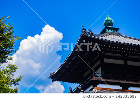 [Kyoto Scenery] Summer at Shokokuji Temple, a place of faith and history, with large clouds spreading across the sky. 142333692