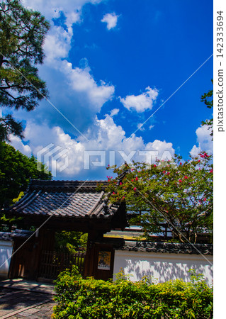 [Kyoto Scenery] Summer at Shokokuji Temple, a place of faith and history, with large clouds spreading across the sky. 142333694