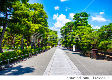 [Kyoto Scenery] Summer at Shokokuji Temple, a place of faith and history, with large clouds spreading across the sky. 142333698