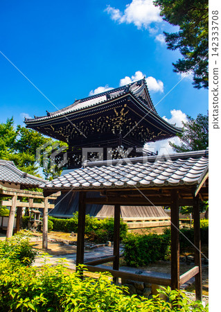 [Kyoto Scenery] Summer at Shokokuji Temple, a place of faith and history, with large clouds spreading across the sky. 142333708