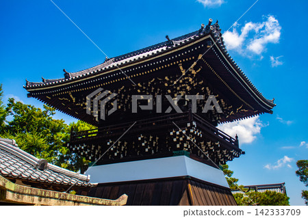 [Kyoto Scenery] Summer at Shokokuji Temple, a place of faith and history, with large clouds spreading across the sky. 142333709