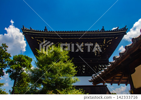 [Kyoto Scenery] Summer at Shokokuji Temple, a place of faith and history, with large clouds spreading across the sky. 142333716