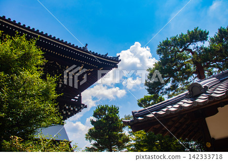 [Kyoto Scenery] Summer at Shokokuji Temple, a place of faith and history, with large clouds spreading across the sky. 142333718