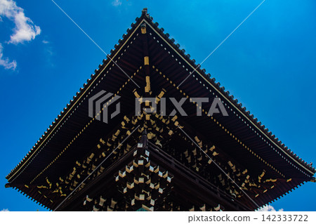 [Kyoto Scenery] Summer at Shokokuji Temple, a place of faith and history, with large clouds spreading across the sky. 142333722