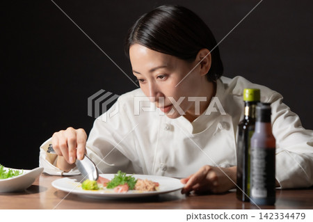 Female chef Female chef 142334479