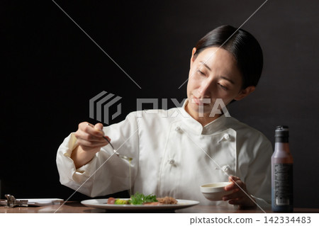 Female chef Female chef 142334483